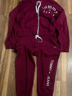 Tommy Hilfiger Burgundy Zip Hoodie & Joggers Set